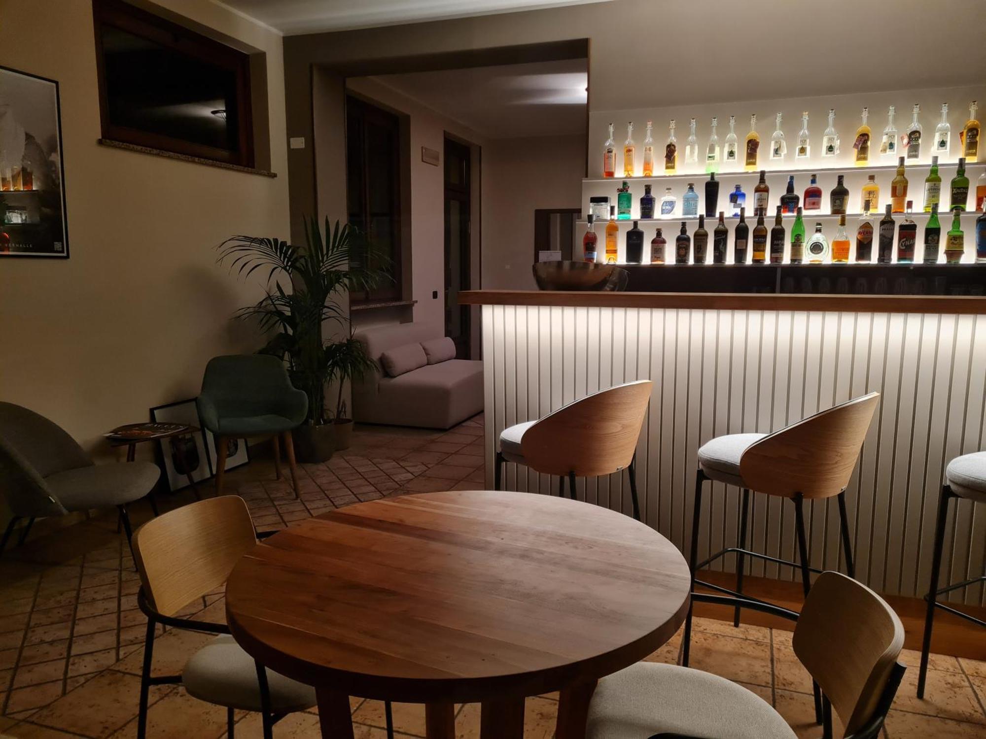 Manfredi Ristorante Con Alloggio Romentino Exterior photo